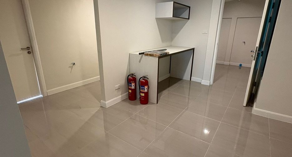 For rent 4 bedrooms townhouse in Watthana, Bangkok
