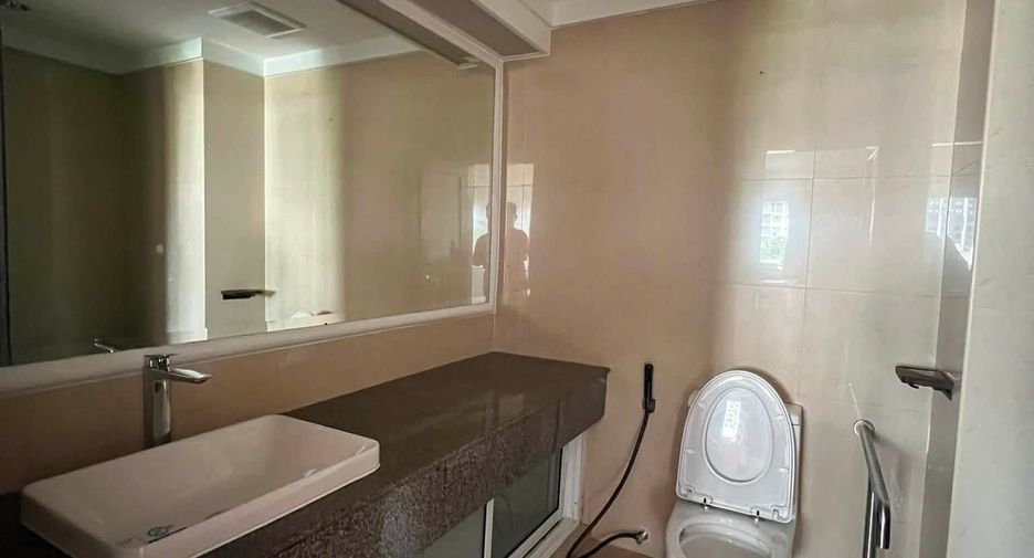 For rent 3 bedrooms condo in Phaya Thai, Bangkok