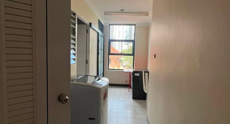 For rent 3 bedrooms condo in Phaya Thai, Bangkok