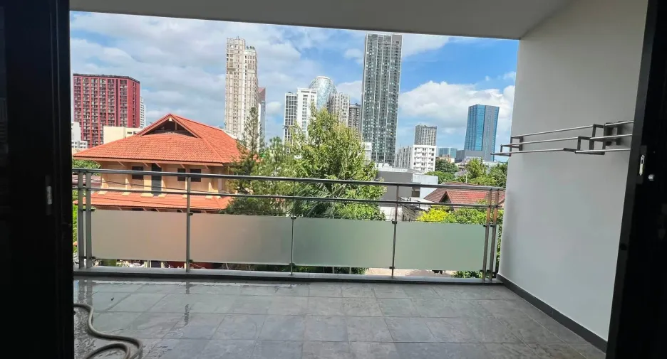 For rent 3 bedrooms condo in Phaya Thai, Bangkok