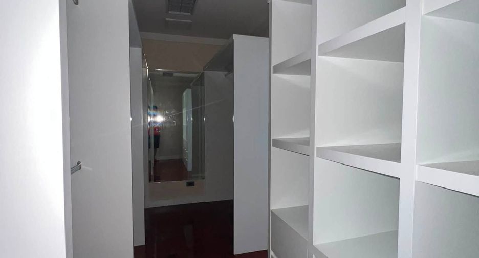 For rent 3 bedrooms condo in Phaya Thai, Bangkok