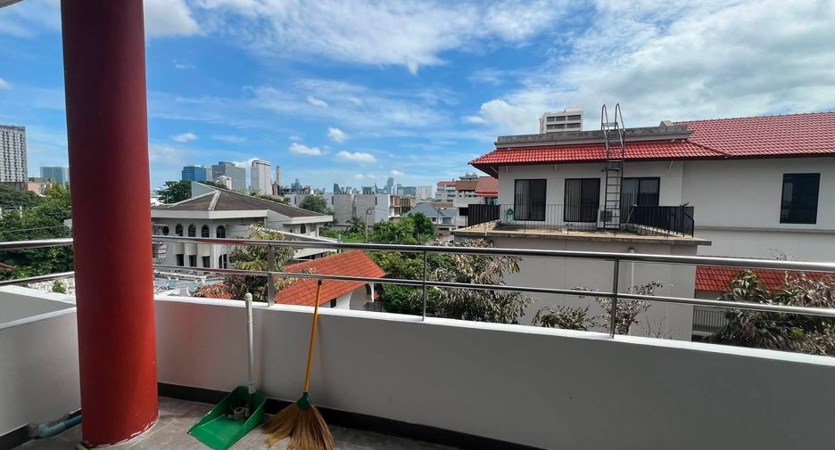 For rent 3 bedrooms condo in Phaya Thai, Bangkok