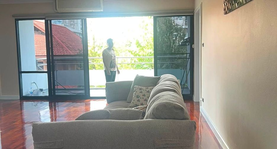 For rent 3 bedrooms condo in Phaya Thai, Bangkok