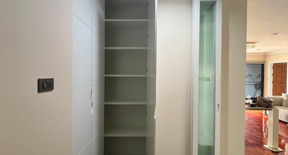 For rent 3 bedrooms condo in Phaya Thai, Bangkok