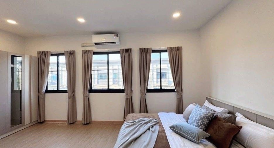 For rent 3 bedrooms townhouse in Lat Krabang, Bangkok