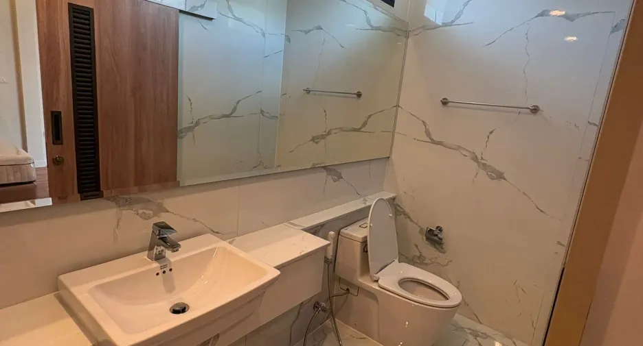For rent 4 bedrooms townhouse in Watthana, Bangkok