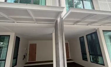For rent 4 bedrooms townhouse in Watthana, Bangkok