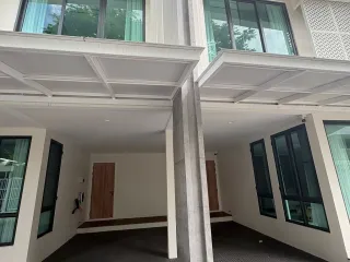 Casa adosada en alquiler de 4 habitaciones en Watthana, Bangkok