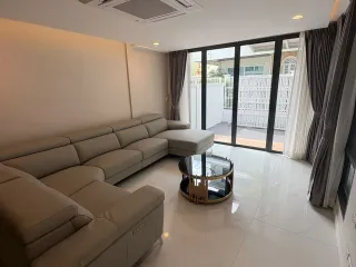 Casa adosada en alquiler de 4 habitaciones en Watthana, Bangkok
