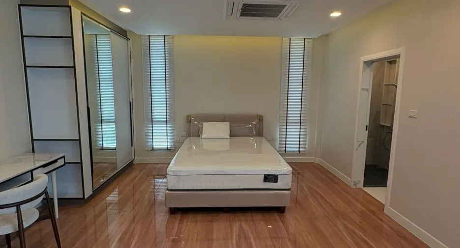 For rent 4 bedrooms townhouse in Watthana, Bangkok