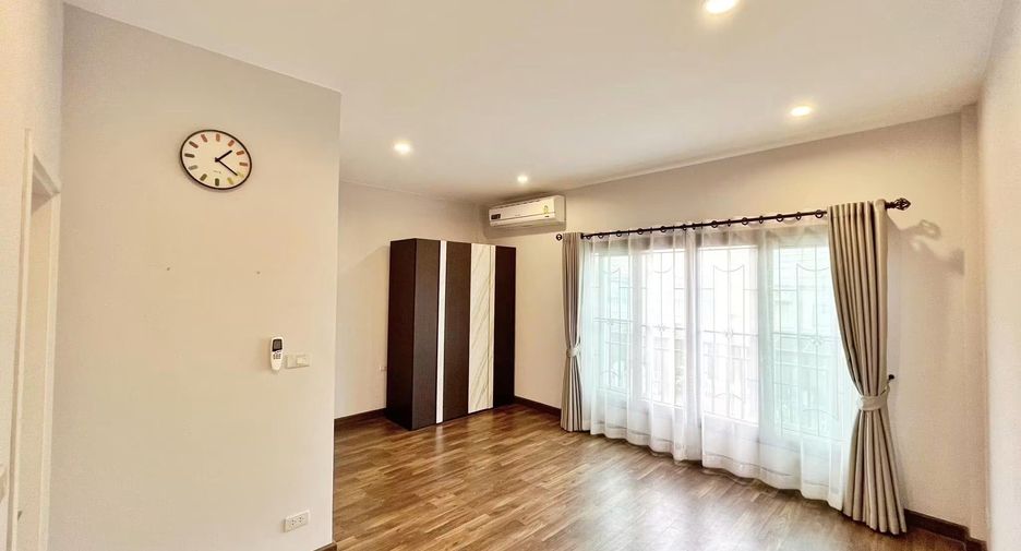 Casa adosada en alquiler de 3 habitaciones en Sai Mai, Bangkok