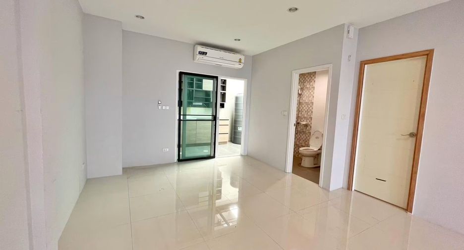 Casa adosada en alquiler de 3 habitaciones en Sai Mai, Bangkok