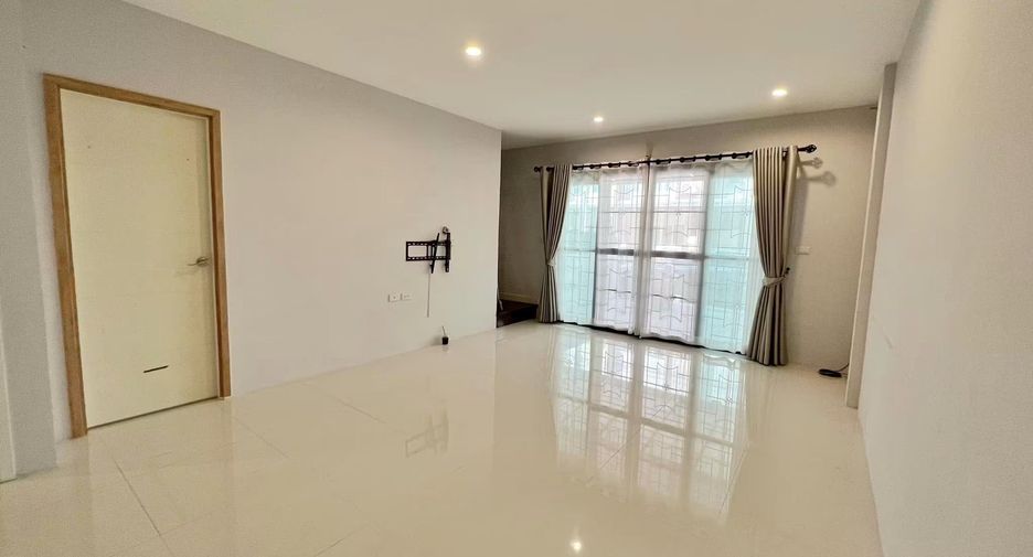 Casa adosada en alquiler de 3 habitaciones en Sai Mai, Bangkok