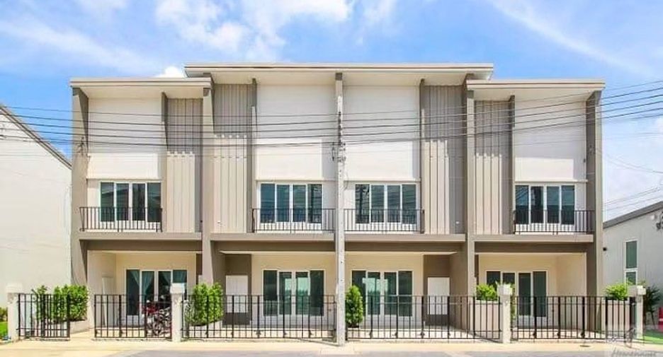 Casa adosada en alquiler de 3 habitaciones en Sai Mai, Bangkok