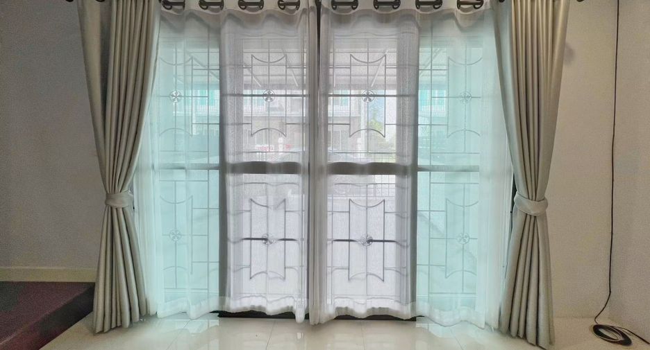Casa adosada en alquiler de 3 habitaciones en Sai Mai, Bangkok