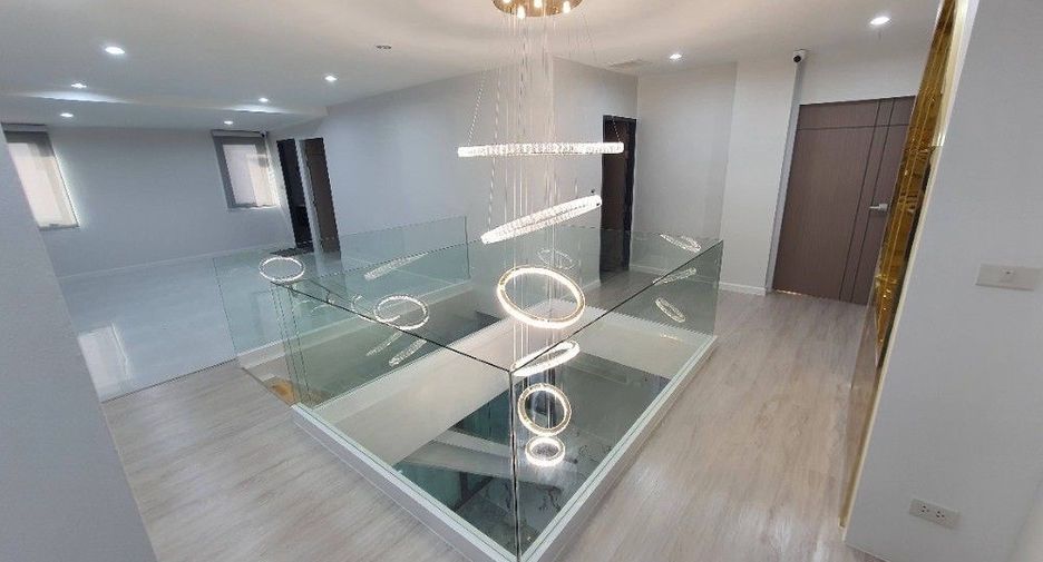 Casa en alquiler de 5 habitaciones en Lat Phrao, Bangkok