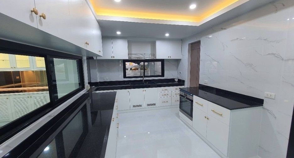 Casa en alquiler de 5 habitaciones en Lat Phrao, Bangkok