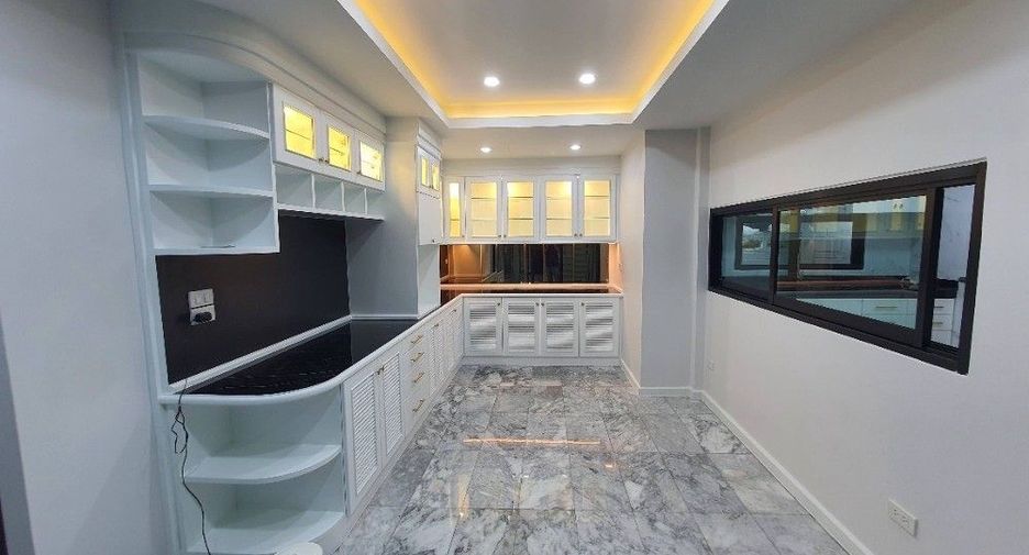 Casa en alquiler de 5 habitaciones en Lat Phrao, Bangkok