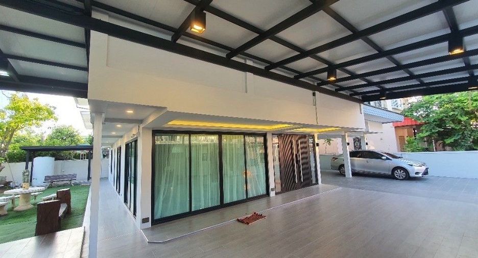Casa en alquiler de 5 habitaciones en Lat Phrao, Bangkok