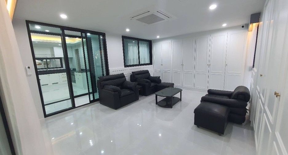 Casa en alquiler de 5 habitaciones en Lat Phrao, Bangkok