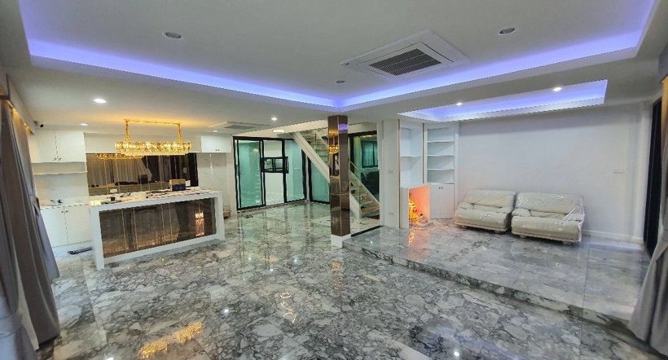 Casa en alquiler de 5 habitaciones en Lat Phrao, Bangkok