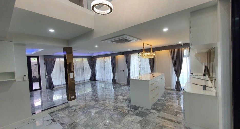 Casa en alquiler de 5 habitaciones en Lat Phrao, Bangkok