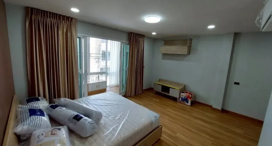 À louer 3 chambres maison à Bang Kho Laem, Bangkok