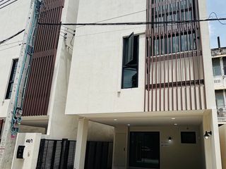 Casa en venta y en alquiler de 3 habitaciones en Phra Khanong, Bangkok