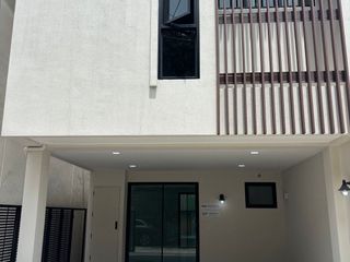 Casa en venta y en alquiler de 3 habitaciones en Phra Khanong, Bangkok