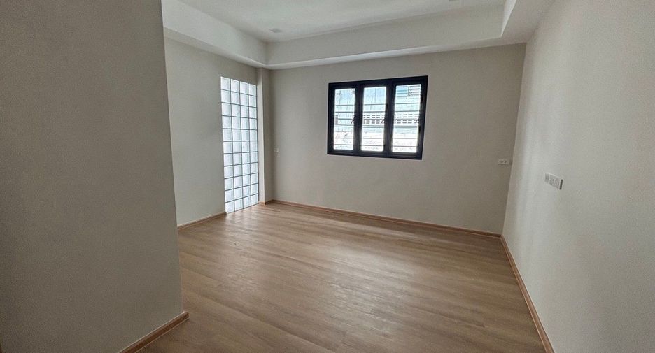 Casa en venta y en alquiler de 3 habitaciones en Phra Khanong, Bangkok