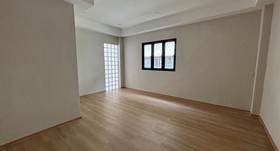 Casa en venta y en alquiler de 3 habitaciones en Phra Khanong, Bangkok