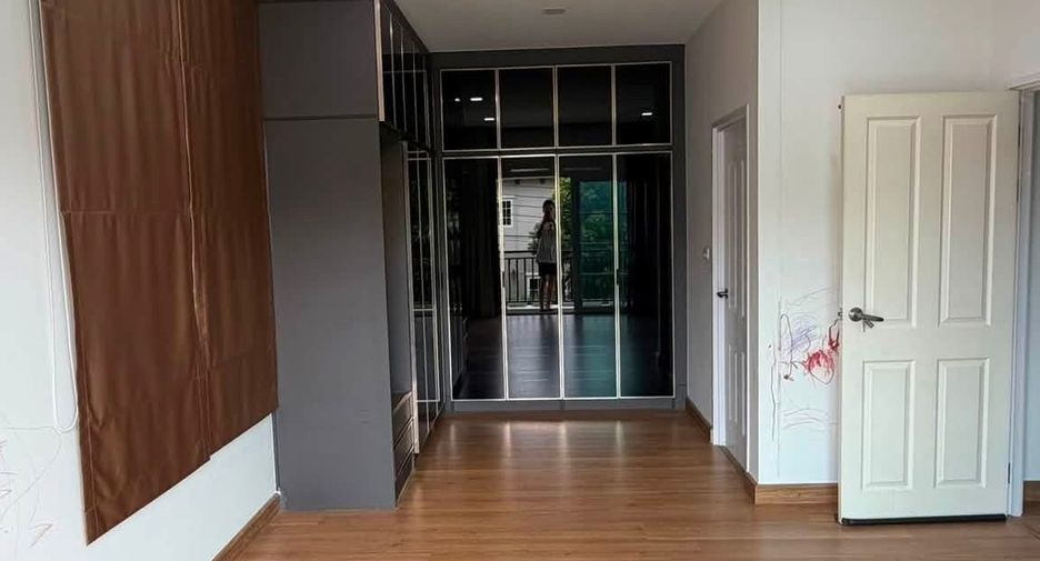For sale 4 ベッドルーム townhouse in Bang Khae, Bangkok