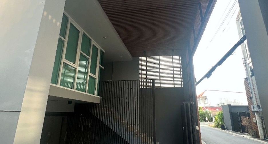 For rent 2 bedrooms house in Bang Na, Bangkok