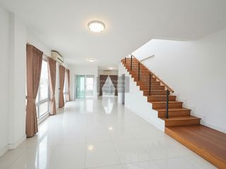 Casa adosada en venta de 3 habitaciones en Pak Kret, Nonthaburi
