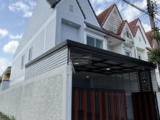 Casa adosada en venta de 3 habitaciones en Sai Mai, Bangkok