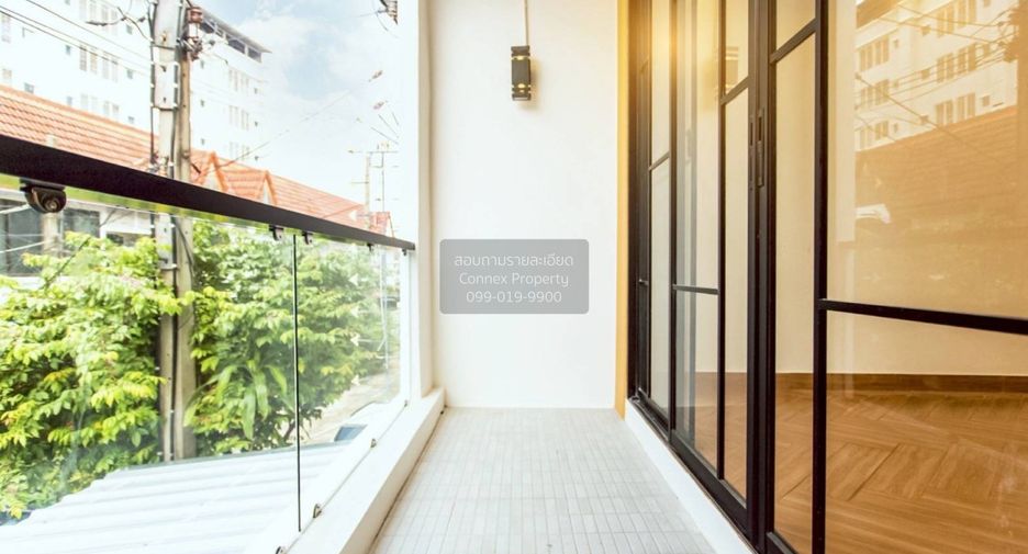 For sale 4 bedrooms townhouse in Wang Thonglang, Bangkok