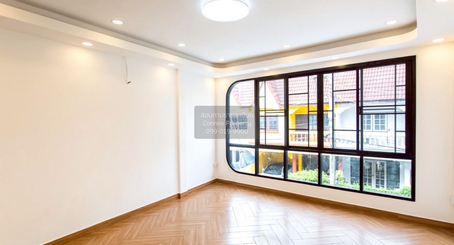 For sale 4 bedrooms townhouse in Wang Thonglang, Bangkok
