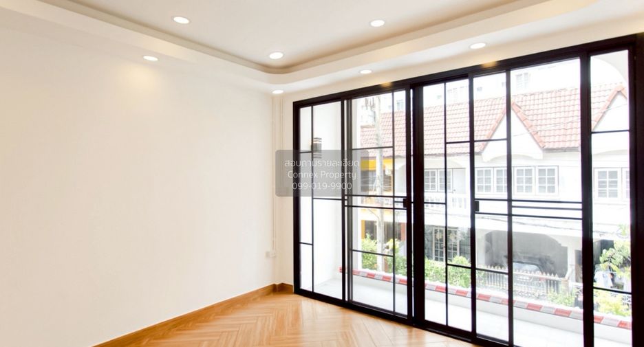 For sale 4 bedrooms townhouse in Wang Thonglang, Bangkok