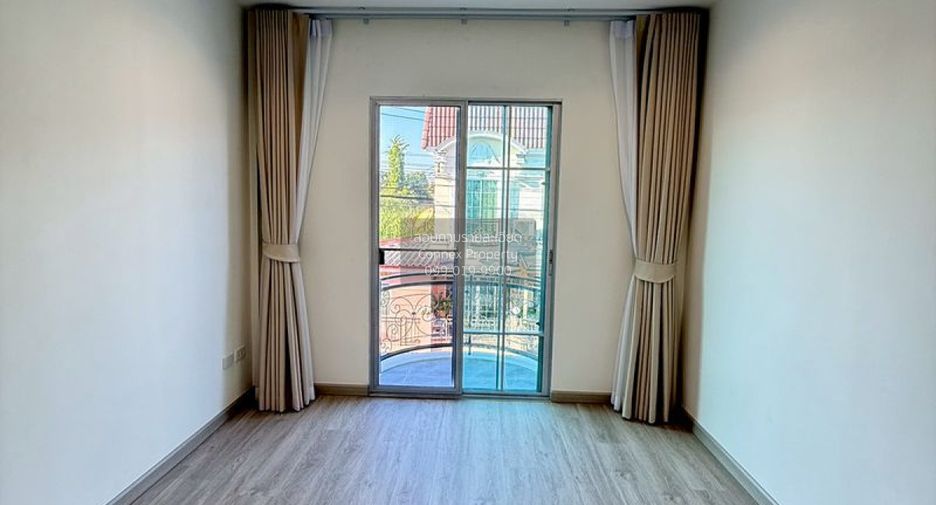 Casa adosada en venta de 3 habitaciones en Pak Kret, Nonthaburi