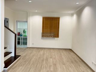 Casa adosada en venta de 3 habitaciones en Pak Kret, Nonthaburi