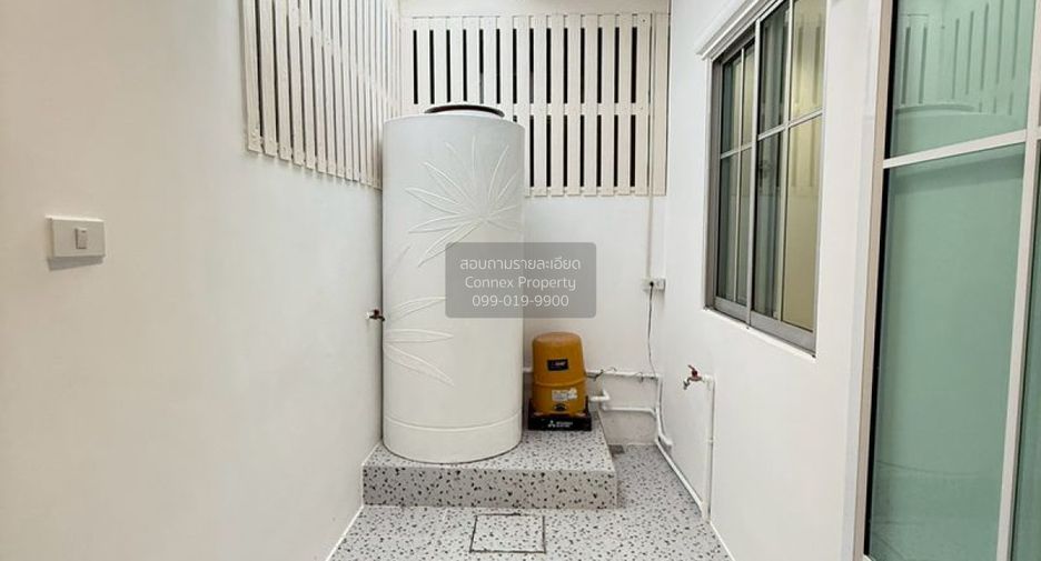 Casa adosada en venta de 3 habitaciones en Pak Kret, Nonthaburi
