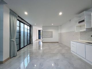 Casa adosada en venta de 3 habitaciones en Mueang Samut Prakan, Samut Prakan