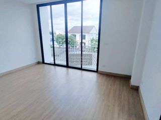 Casa adosada en venta de 3 habitaciones en Mueang Samut Prakan, Samut Prakan