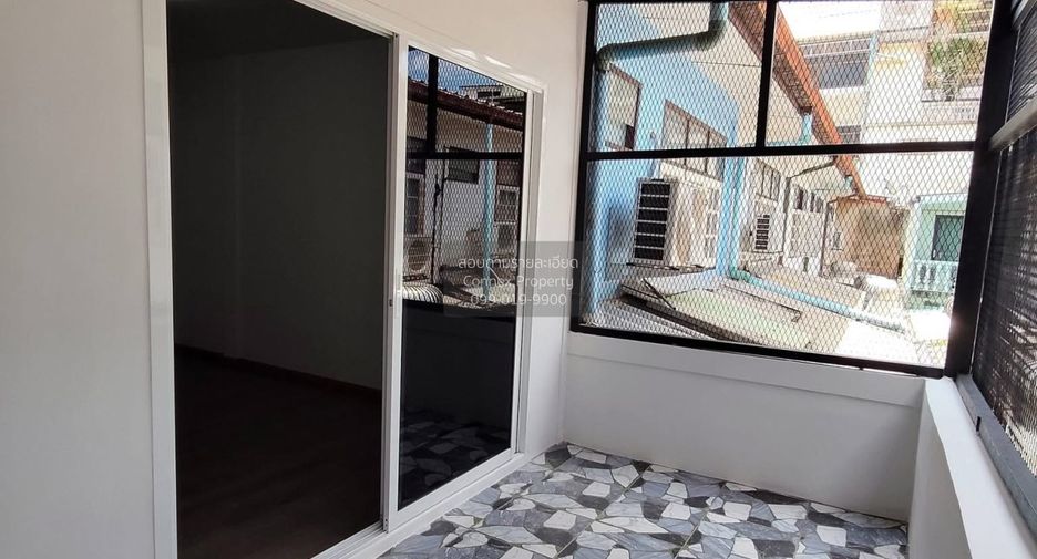 Casa adosada en venta de 3 habitaciones en Bang Bon, Bangkok