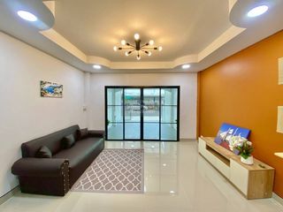 Casa adosada en venta de 3 habitaciones en Sai Noi, Nonthaburi