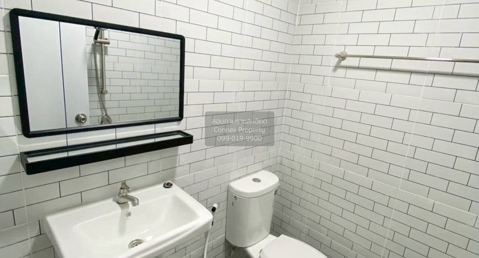 Casa adosada en venta de 3 habitaciones en Sai Noi, Nonthaburi