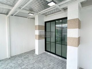 Casa adosada en venta de 3 habitaciones en Sai Noi, Nonthaburi