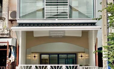 Casa adosada en venta de 3 habitaciones en Sai Noi, Nonthaburi