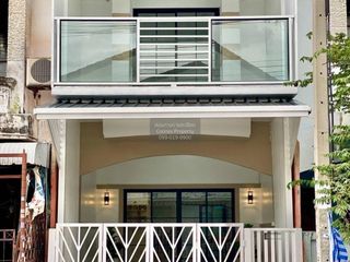 Casa adosada en venta de 3 habitaciones en Sai Noi, Nonthaburi