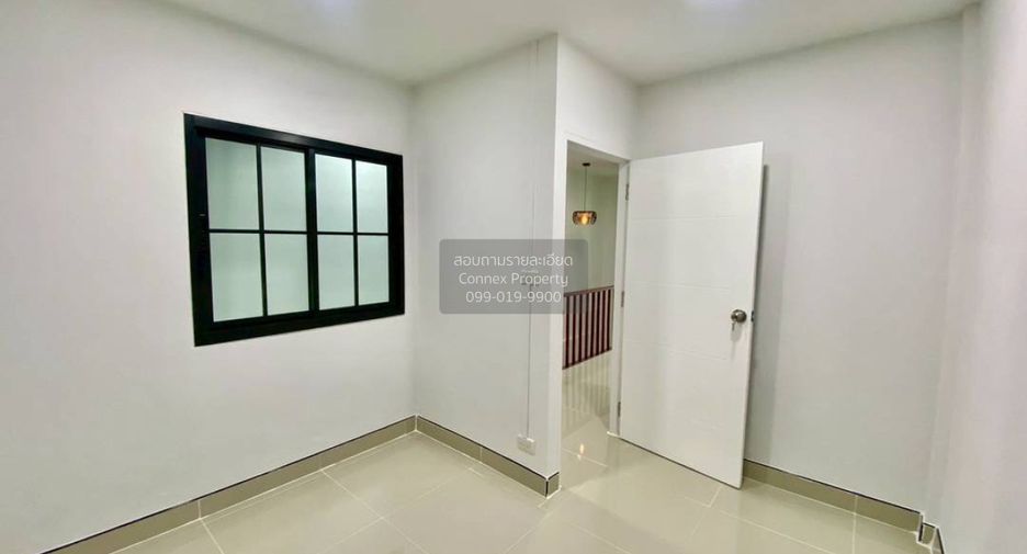 Casa adosada en venta de 3 habitaciones en Sai Noi, Nonthaburi